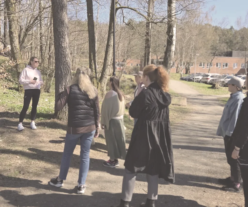 En grupp människor, coaching under en Hälsowalk