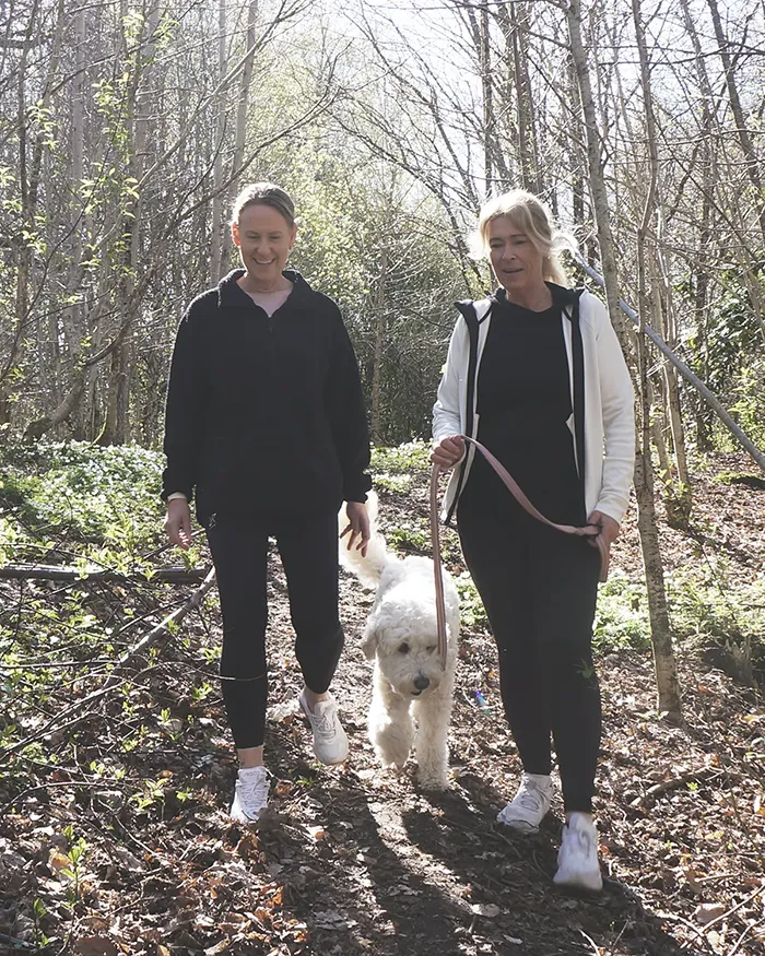 Hälsowalks i skogen i Borås, två kvinnor och en hund