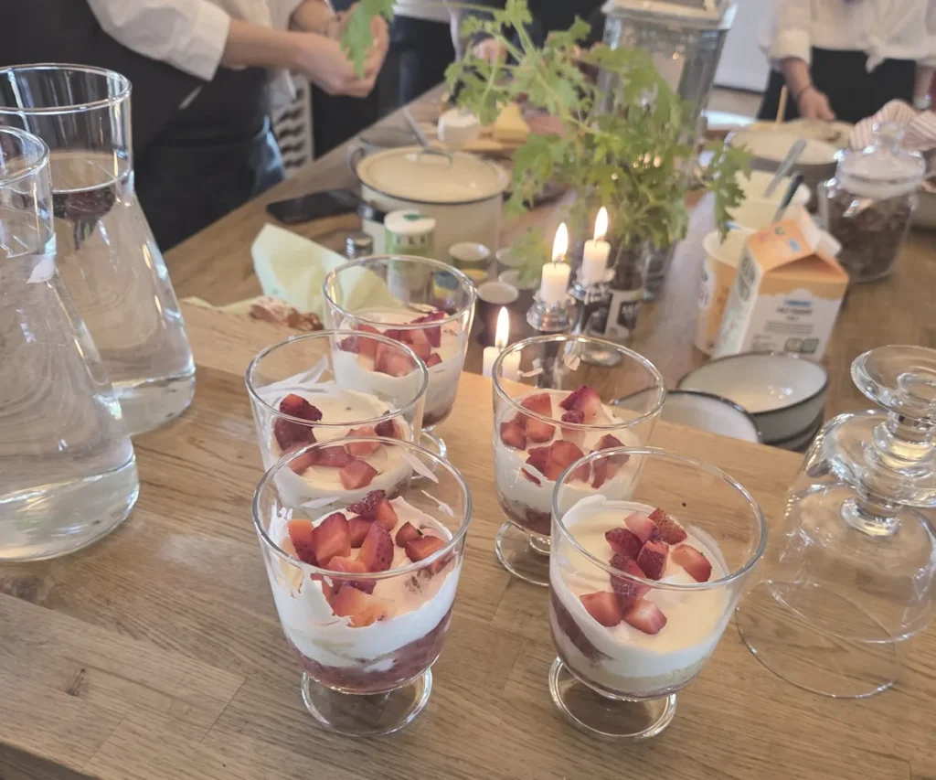 Nyttig mellis, layers med jordgubbar i cupglas