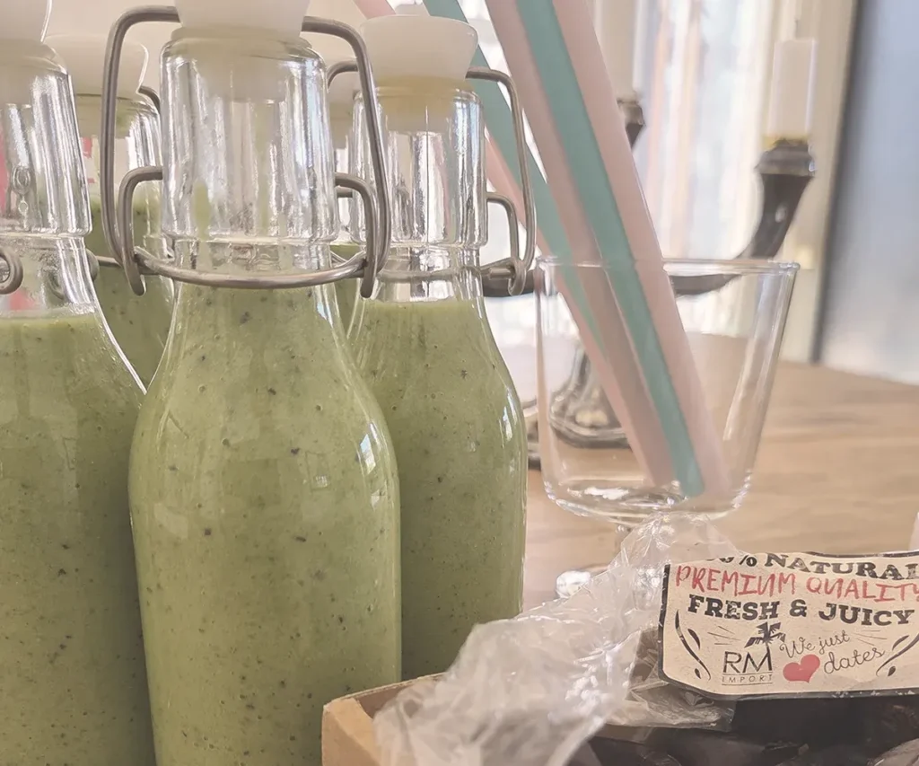 Smoothie med spenat och protein samt dadlar