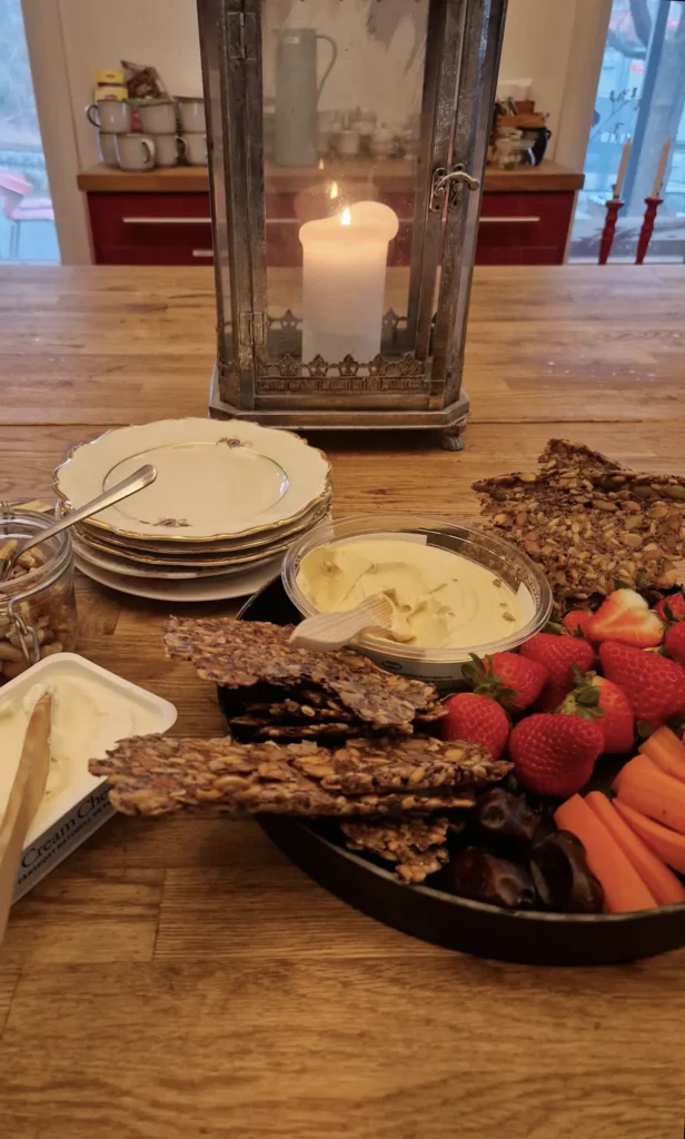 Nyttigt mellanmål med fröknäcke, hummus, jordgubbar och morotsstavar